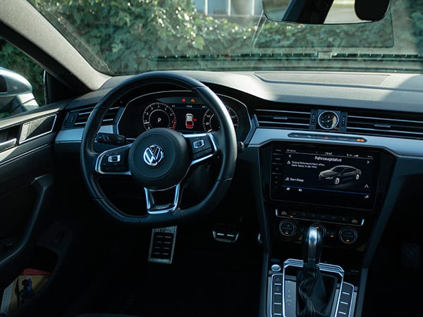 Innenraum des VW Arteon: Lenkrad, digitales Kombiinstrument, Touchscreen in der Mittelkonsole und der Wählhebel des Automatikgetriebes