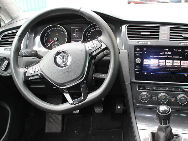 Innenraum des VW Golf 7 Comfortline: Lenkrad, Rundinstrumente, Radio-Display und der Schalthebel in der Mittelkonsole