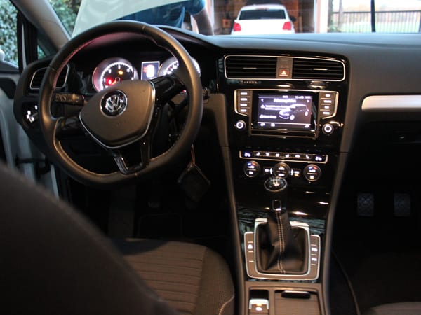 Innenraum des VW Golf VII blue TDI: Lenkrad, Rundinstrumente und Mittelkonsole mit Touchscreen