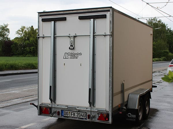 Kastenanhänger der Fahrschule Kaiser für die Ausbildung in den Klassen BE und B96